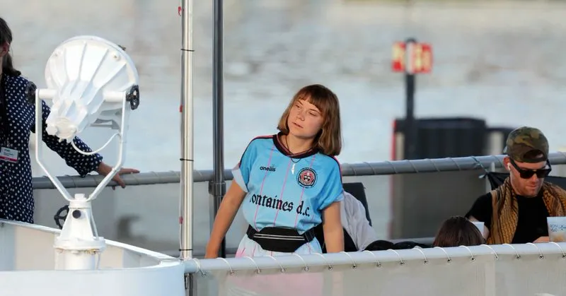 星空体育中国官网-环保女孩身着爱超球队球衣前往加沙，该俱乐部支持巴勒斯坦