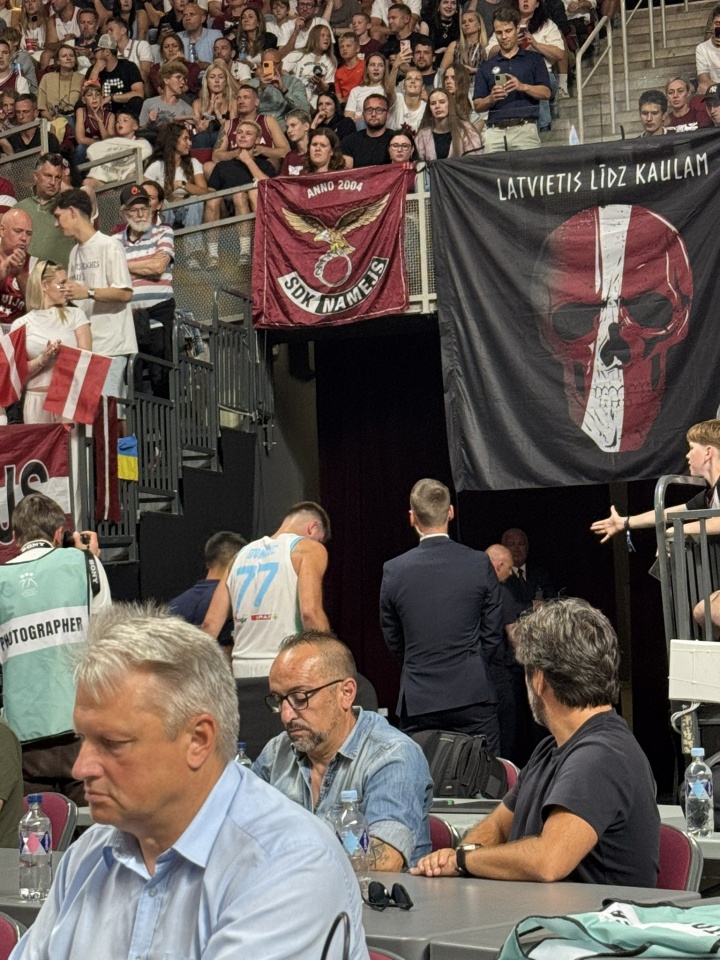 东契奇遭队友冲撞倒地神情痛苦多次示意暂停 现已返回更衣室检查