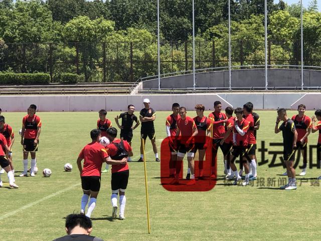 星空体育中国官网-国足恢复训练轻松愉快 输球组接受赢球组“拳头”