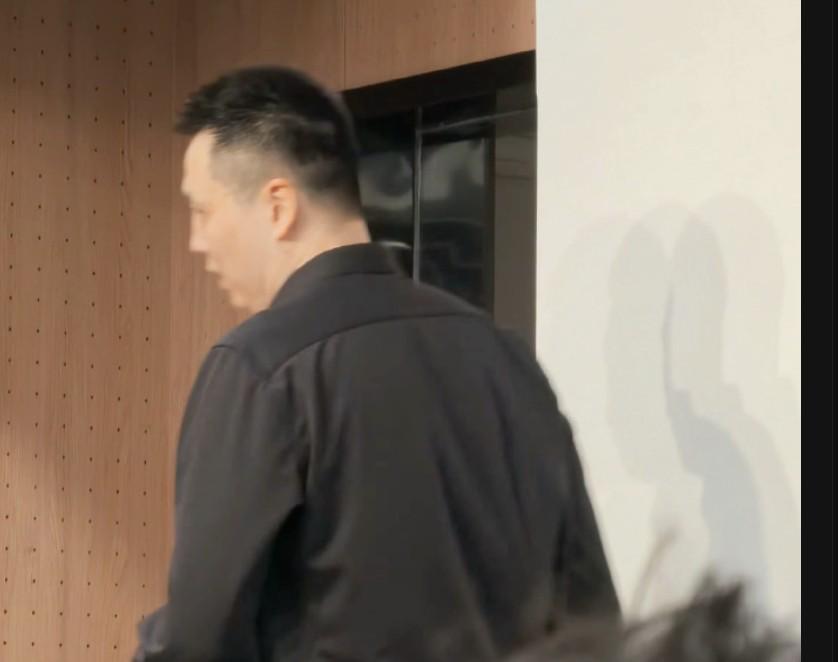 星空体育-G5赛后采访有媒体让卢伟点评裁判判罚，后者直接起身离场
